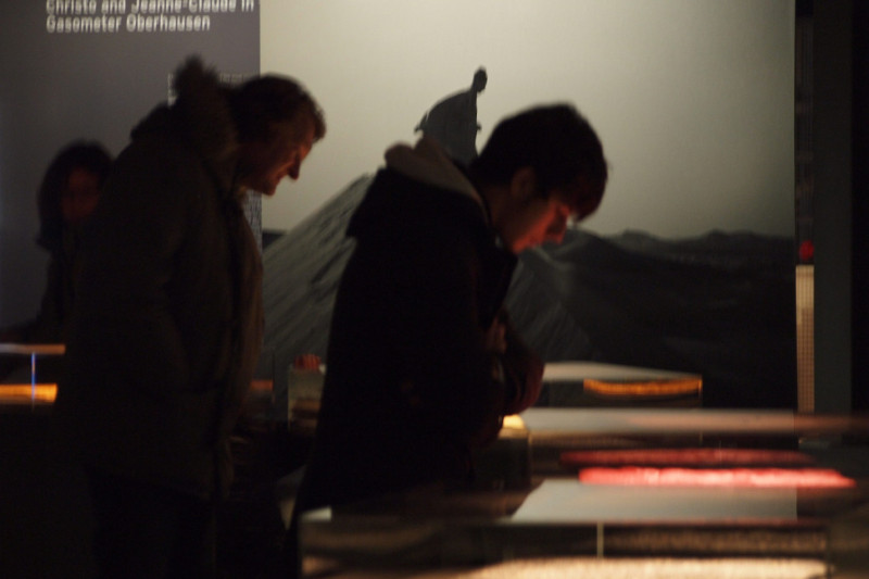 Foto zweier Personen die nach unten schauen und etwas betrachten.