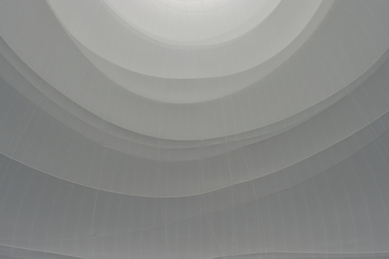 Im unteren Bildrand stehende Menschenmenge in einer weißen Umgebung mit unterschiedlichen Schraffierungen. Besucher im Inneren des Big Air Package.