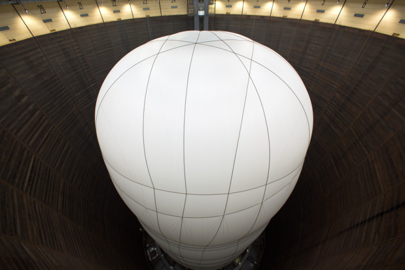 Foto eines weißen Ballons mit dünnen schwarzen Streifen im Inneren des Gasometers – The Big Air Package Skulptur