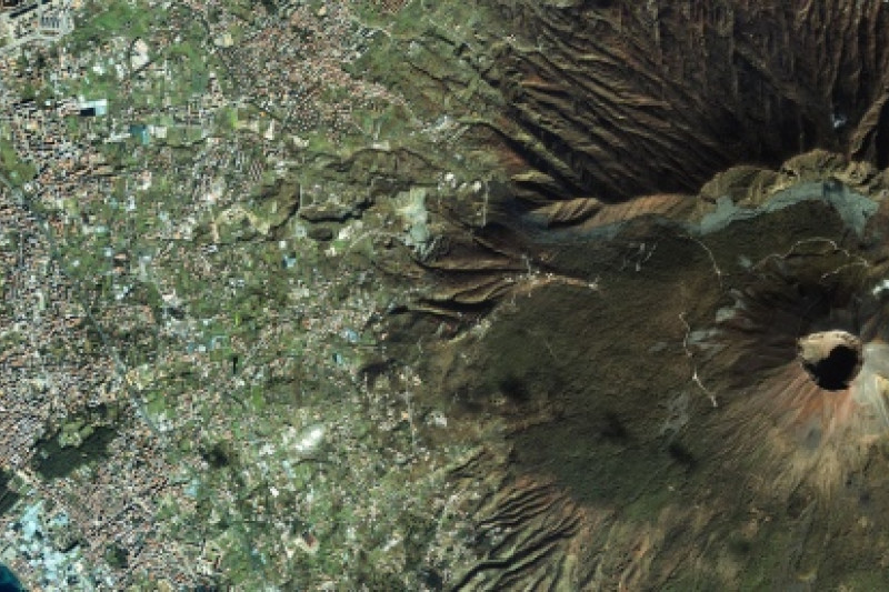 Fotografie von oben vom Vulkan Vesuv mit umgrenzender Stadt