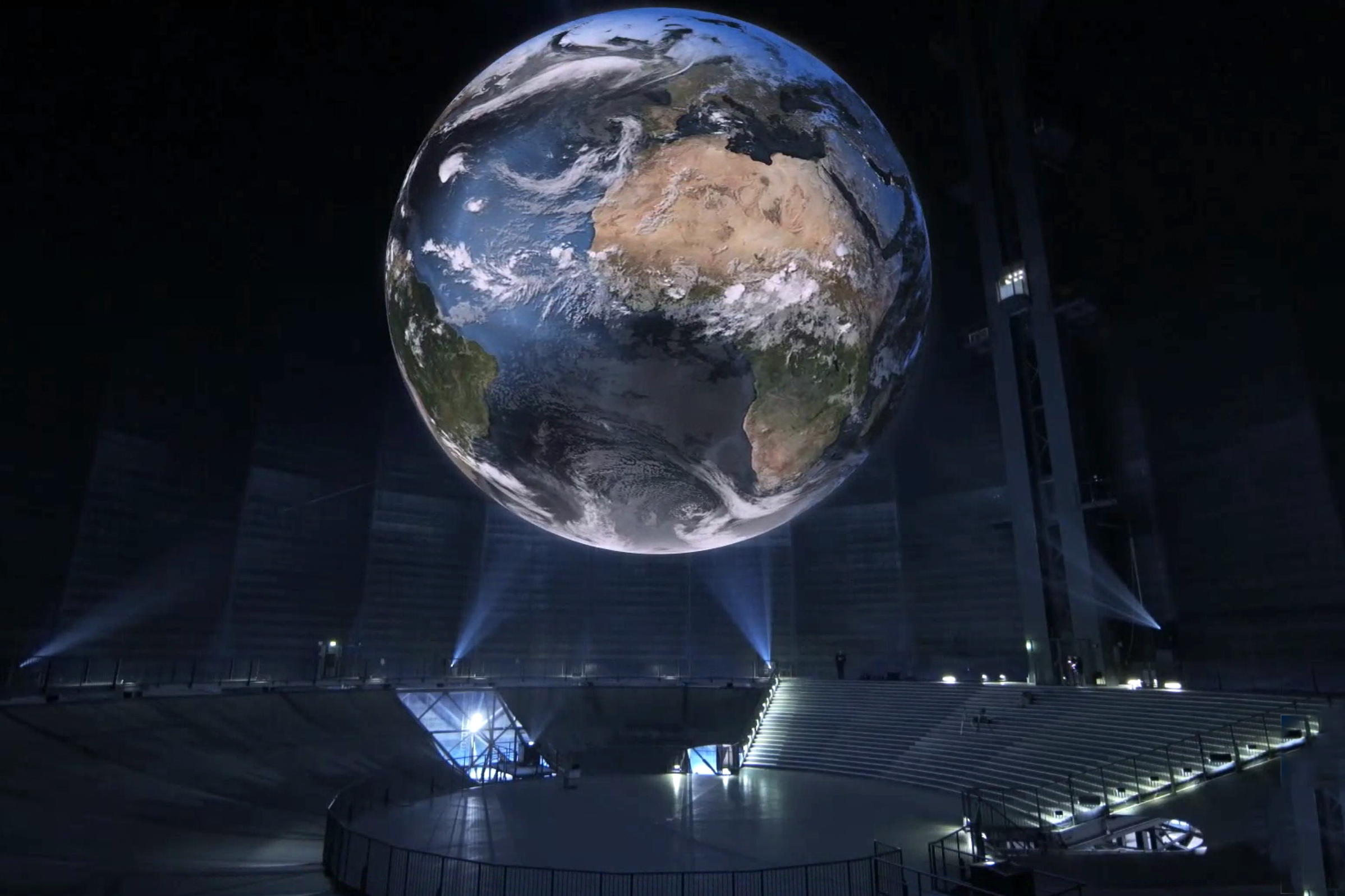 Erdkugel im Inneren des Gasometers