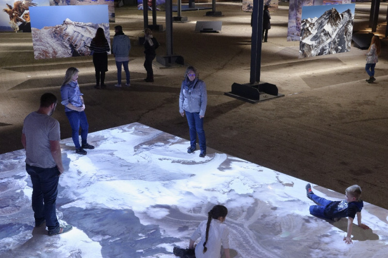 Foto von Personen auf der begehbare Bodenprojektion des Himalaya-Gebirges.