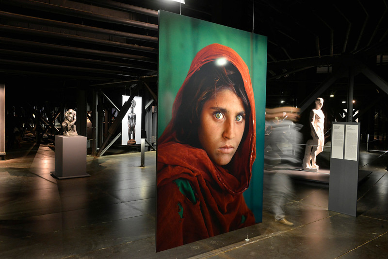 Großformatige Fotografie auf der ersten Ausstellungsebene des Gasometers