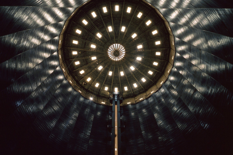 Fotografie von unten an die Decke des Gasometers
