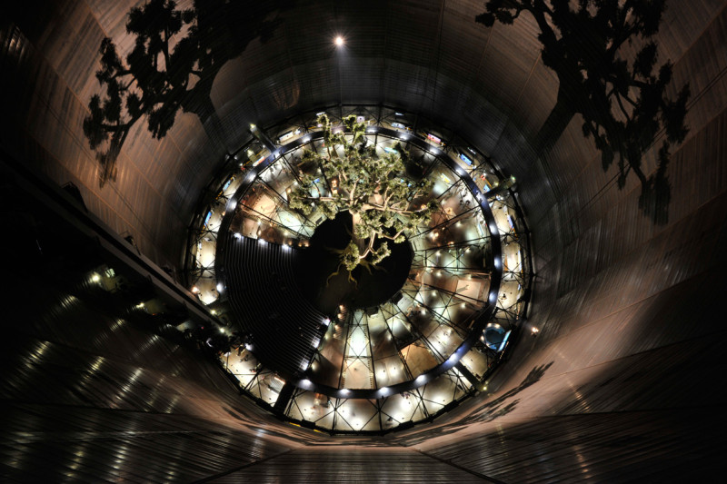 Von oben fotografiere Baummontage  im Gasometer mit beleutetem Boden.