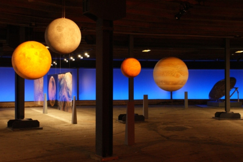 Darstellung des Planetensystems durch von oben hängende Planeten im Inneren des Gasometers.