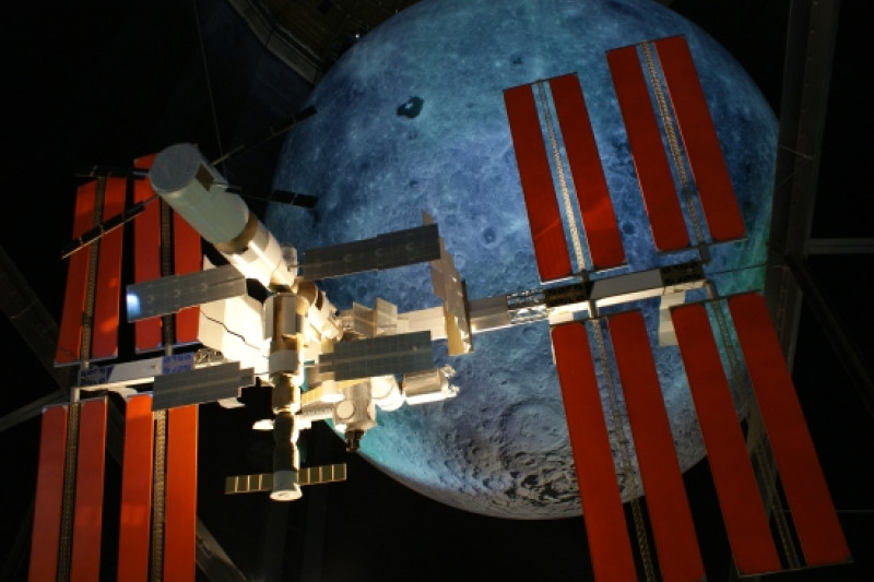 ISS-Modell vor dem Mond
