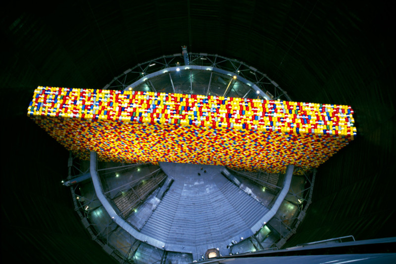Von oben fotografierte bunte Mauer im Inneren des Gasometers.