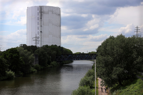 Der hinter einer weißen Plane eingehauste Gasometer